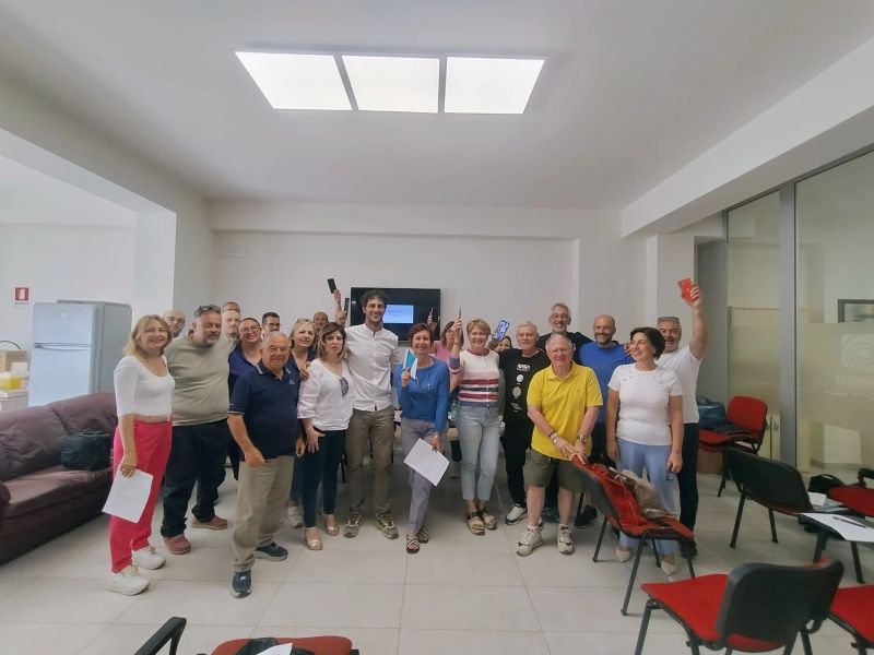 Aula piena di amministratori col telefono alzato durante il corso a Termoli